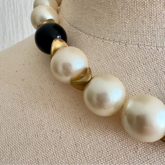 Vintage Jumbo Faux Pearl Necklace - Picture 7 of 8